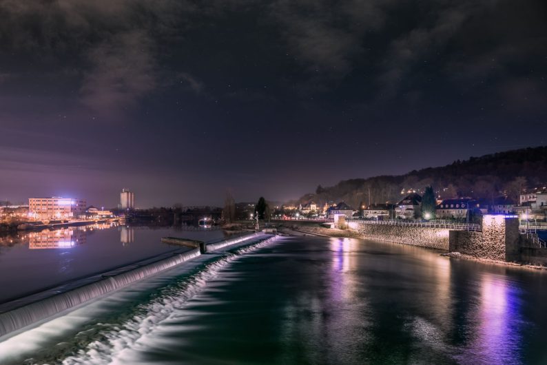 Der Fotograff nachts in Hameln unterwegs: Fotografie der Weser.