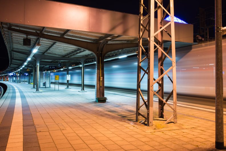 Am Hamelner Bahnhof, Bahnsteig mit durchfahrendem Zug