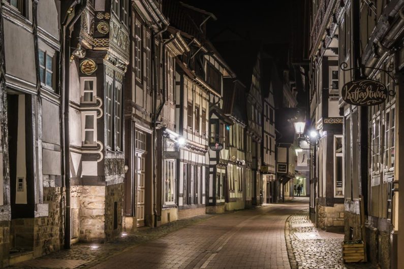 Altstadtgasse in der Hamelner City bei Nacht, Thema Nachtaufnahmen
