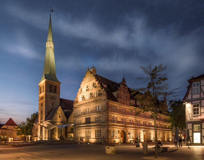 Das Hochzeitshaus und die Marktkirche in Hameln zum Thema Nachtaufnahmen