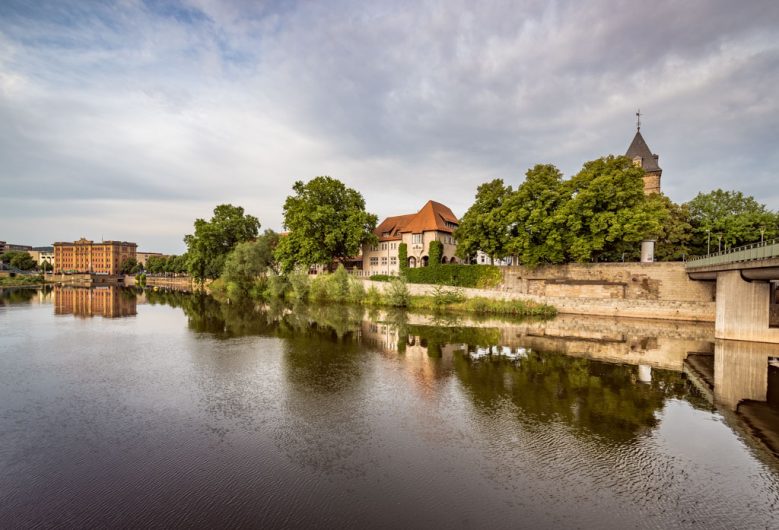 Die Hamelner Weserpromenade zwischen Pfortmühle und Münsterbrücke