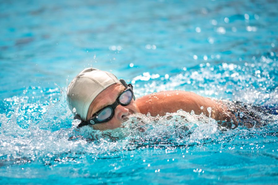 Schwimmer bei einer Sport-Veranstaltung im Wettkampf