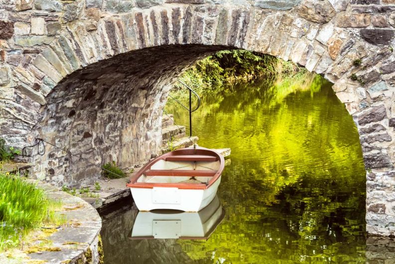 Weserbergland: Ruderboot auf dem Schloßteich des Schlosses Hämelschenburg