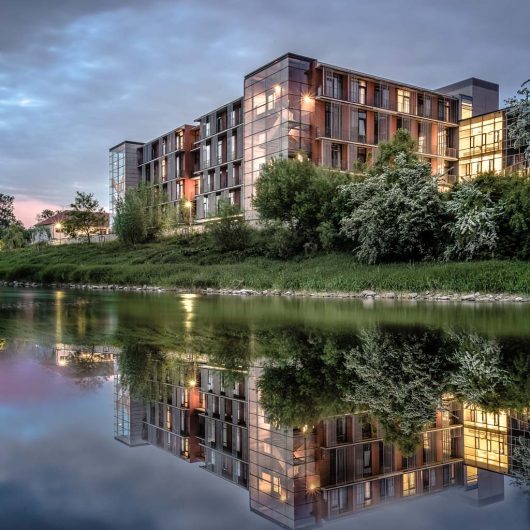 Das Hamelner Krankenhaus von der Weser aus bei Einbruch der Dunkelheit fotografiert
