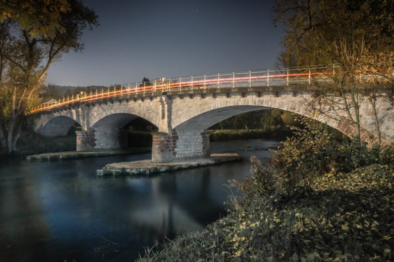 Brücke über den Fluß Emmer in der Nähe von Bad Pyrmont, Nachtaufnahmen