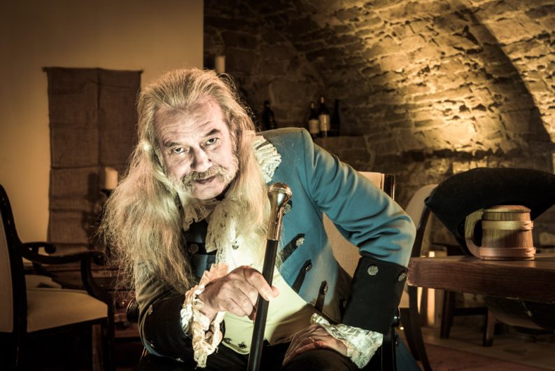 Bildstrecke Modelfotografie: Männliches Model als Baron Münchhausen kostümiert