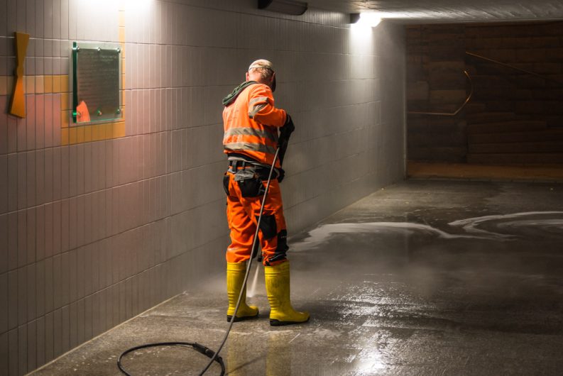 Thema Architektur: Tunnelreinigung in Hameln während der Nacht