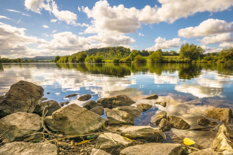 Blick über die Weser auf den Ohrberg