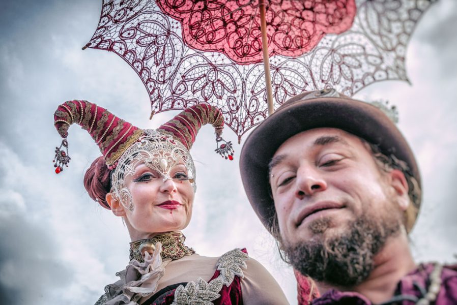 Mann und Frau in Kostümen während des Autumn Moon Festivals