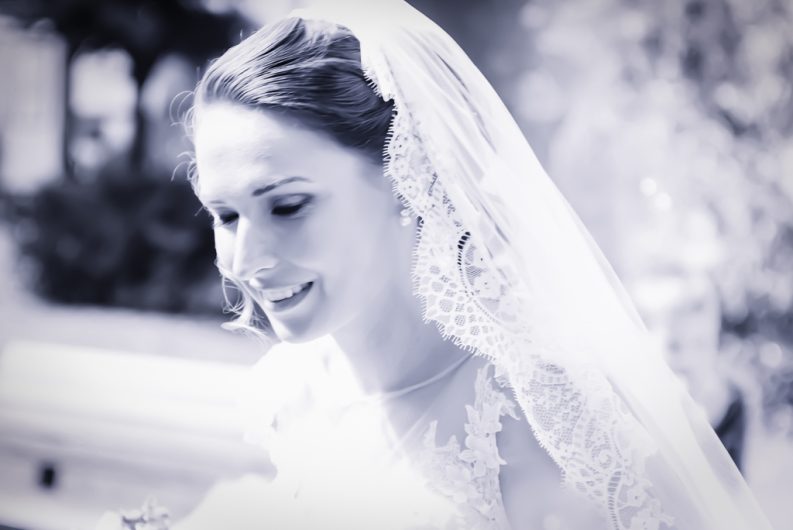 Bildstrecke Hochzeit: Die Braut auf dem Weg zur Trauung