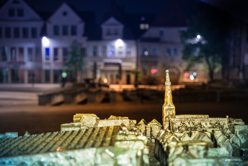 Das Blindenmodell der Altstadt Hameln bei Nacht fotografiert