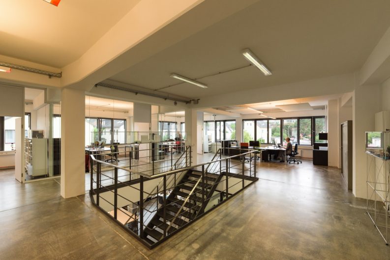 Zweckbau-Architektur: Verwaltung in einem Gewerbegebäude mit Treppe