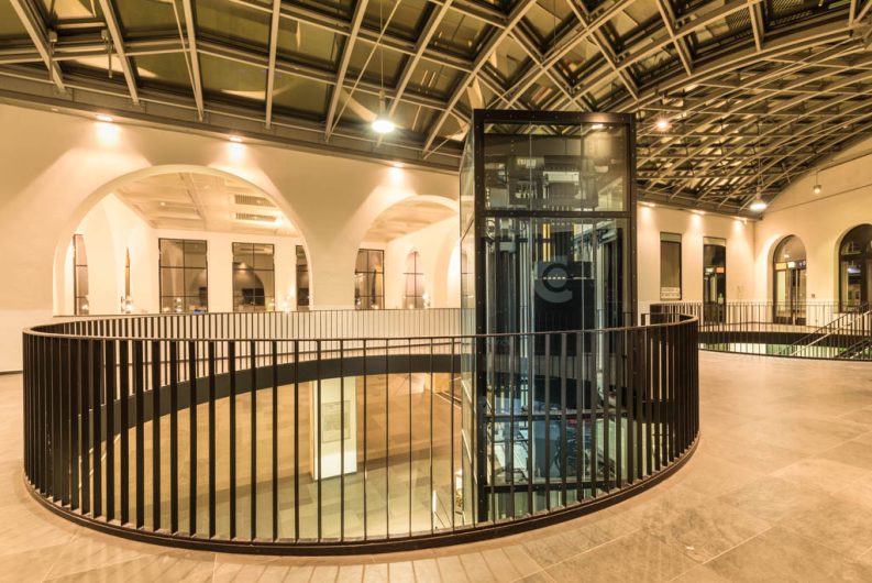 Dokumentationen: Im Hauptgebäude des Bahnhofs: Fahrstuhl und Kuppeldach