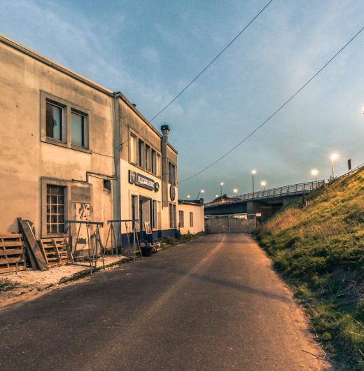 Verlassene Kneipe im Industriegebiet