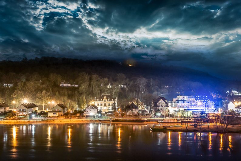 Galerie Nachtaufnahmen: Das Westufer der Weser in Hameln bei Nacht