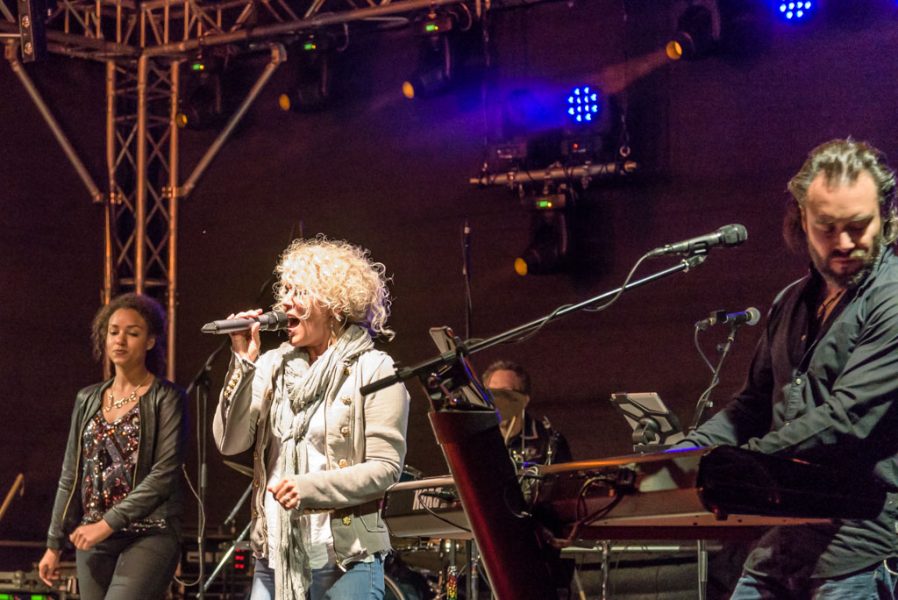 Sängerin mit Band bei einem Auftritt