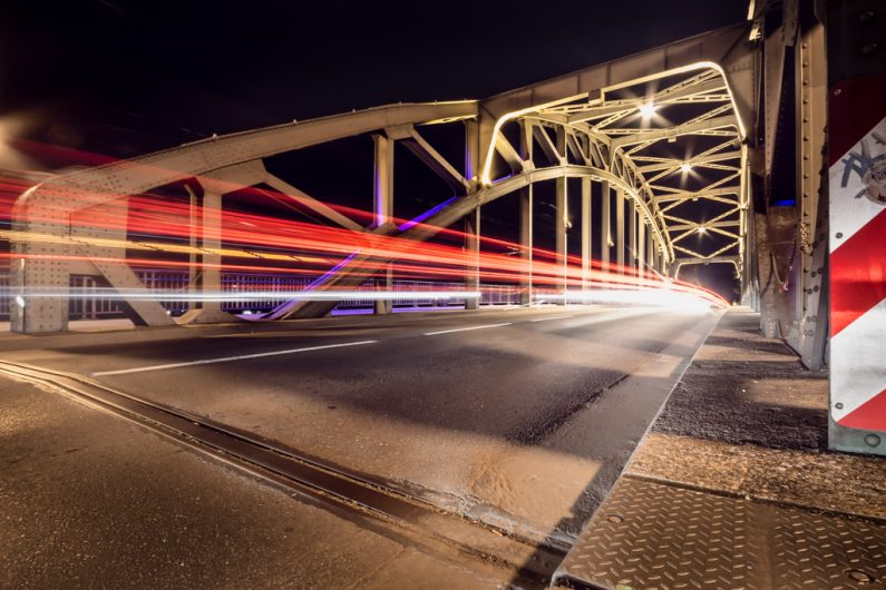 Nightscapes: Brücke in Stahlkonstruktion über die Weser