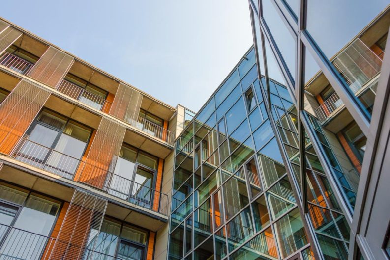 Moderne Glas und Stahlkonstruktion am Krankenhaus in Hameln