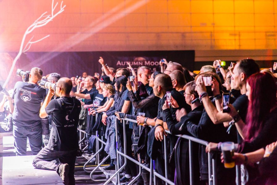 Veranstaltungen: Publikum und Fotografen bei einem Konzert