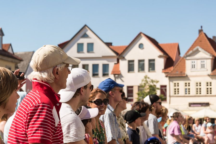 Publikum bei einer Aufführung in der Hamelner Altstadt