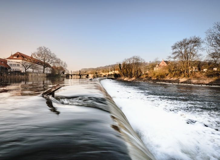Blick über das Wehr in Hameln die Weser hinaab