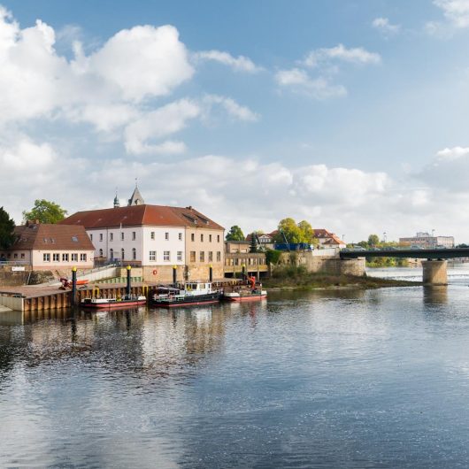 Blick auf die Weser und das Schifffahrtsamt in Hameln