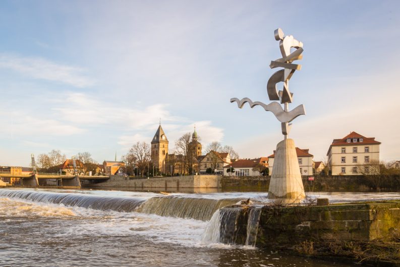 Das Wehr in Hameln mit Denkmal und Blick auf das Münster