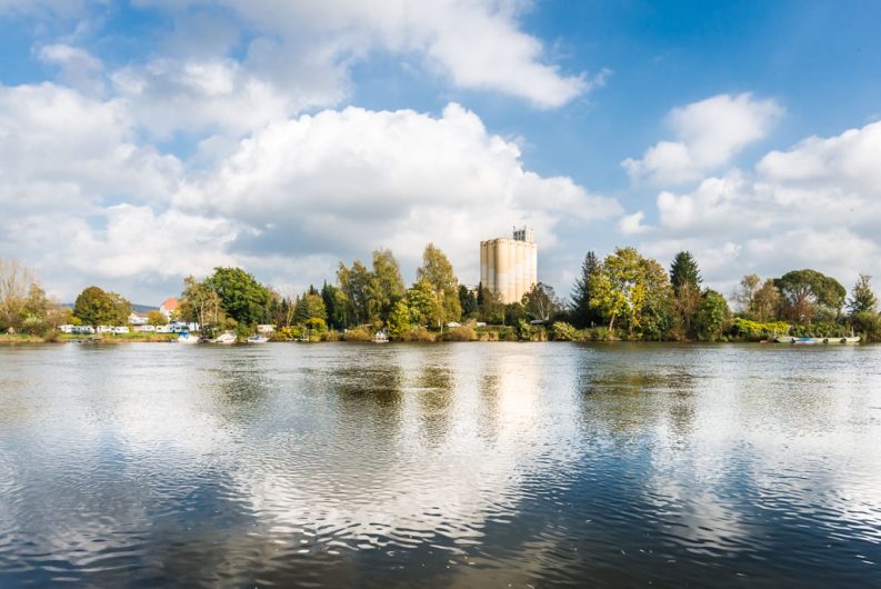 Aktuell: Blick über die Weser zum Industriegebiet Hameln