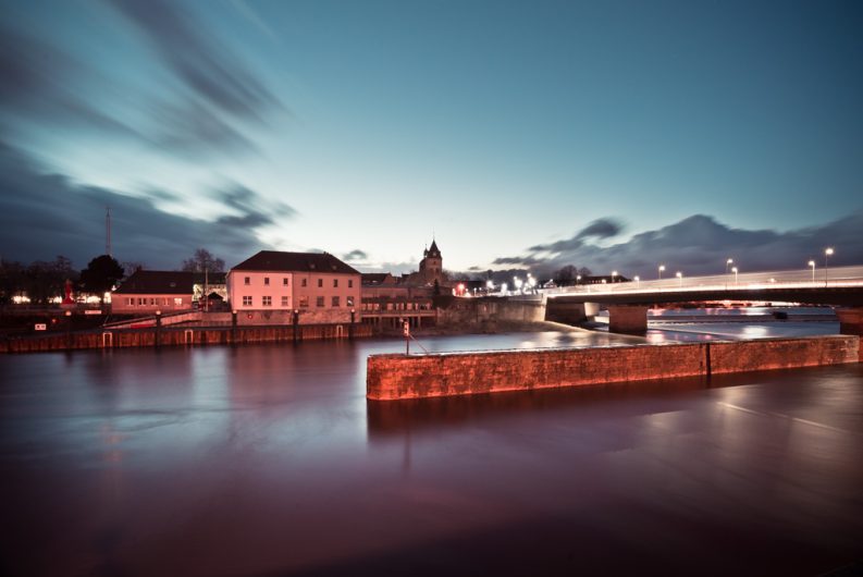 Morgendlicher Blick kurz vor Sonnenaufgang über die Weser