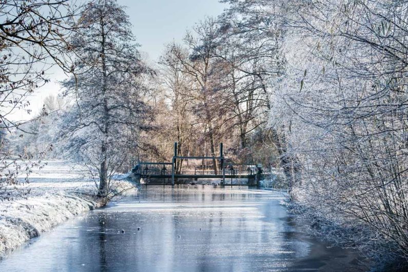 Galerie Weserbergland: Winterlich zugefrorener Fluß in der Region Weserbergland