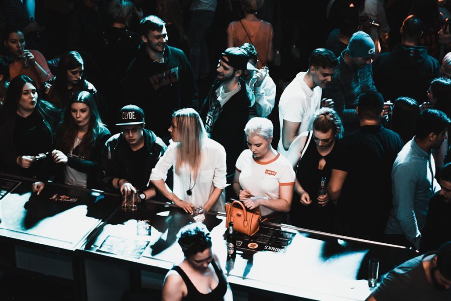 Gäste bei einer Veranstaltung an der Bar