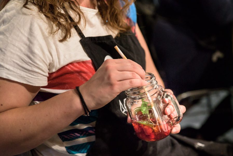 Thema Reportagen - Event-Teilnehmer mit Longdrink