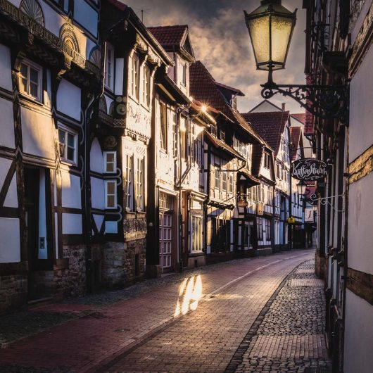 Altstadtgasse mit Fachwerkhäusern in Hameln