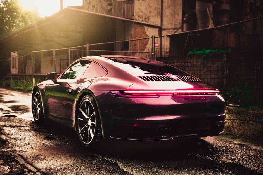 Porsche 911 - 992 vor Industriehalle